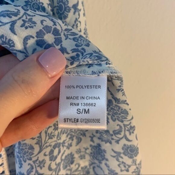 Francesca’s Peek-a-boo Shoulder Floral Blouse - Picture 7 of 9